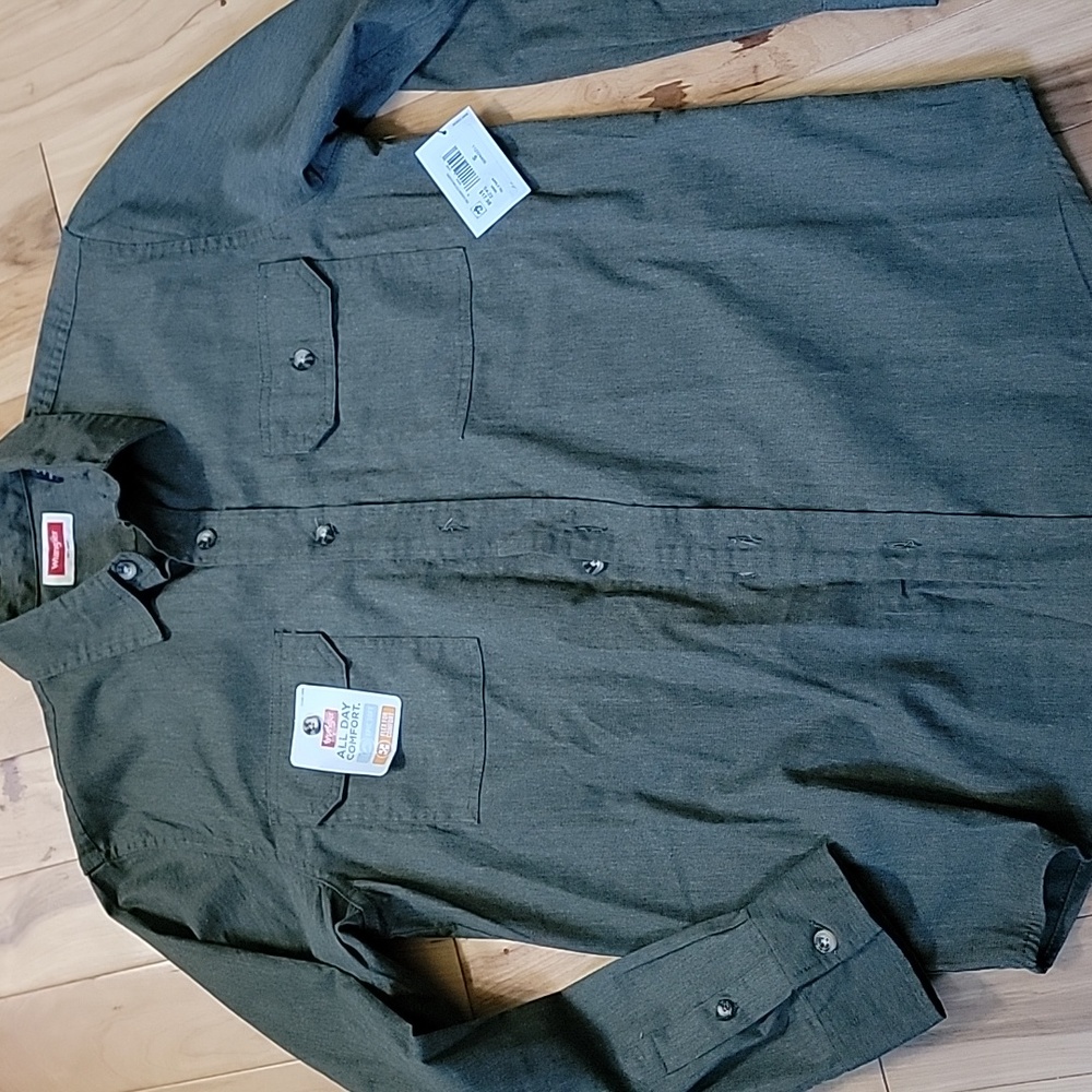 Wrangler olive work shirt. Small